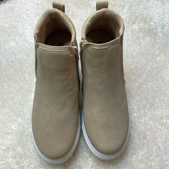 Outwoods Taupe Perforated Wedge Sneakers Zip-Up Ankle Boots Woman’s Sz 6 - Picture 2 of 7